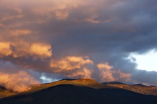 Alba nuvolosa nelle montagne dei Carpazi — Foto Stock