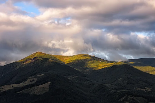 Alba nuvolosa nelle montagne dei Carpazi — Foto Stock