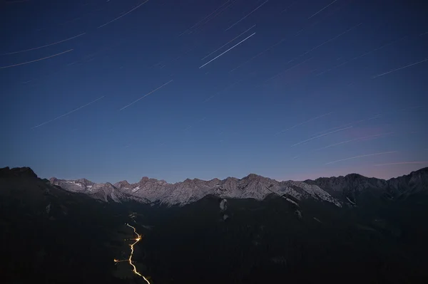 Зоряні доріжки над гірським хребтом — стокове фото