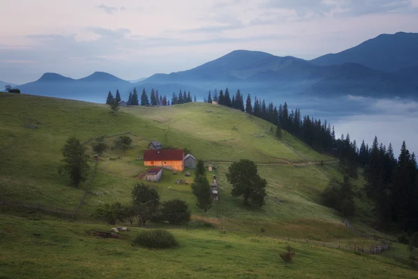 Güneş doğmadan önce dağlar kırsal manzara — Stok fotoğraf