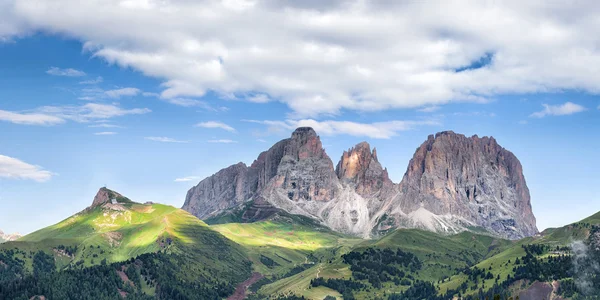 Sassolungo 座山峰的全景 — 图库照片