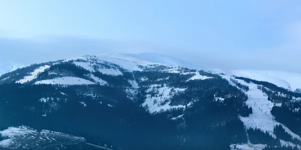 Panoramische foto van besneeuwde Karpaten — Stockfoto