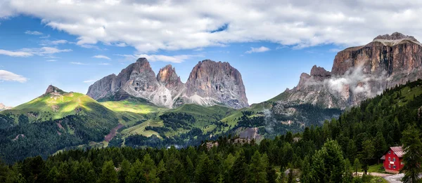 Panorama sassolungo horské vrcholy — Stock fotografie