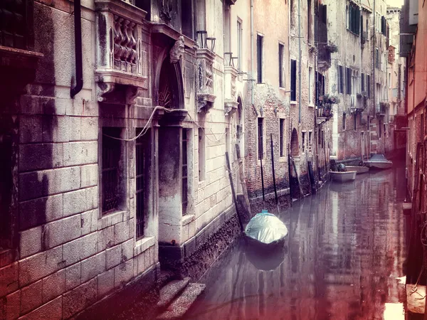 Vintage stijl foto van kleine gracht in Venetië — Stockfoto