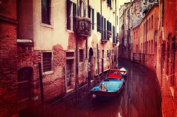 Imagen de estilo retro de un pequeño canal en Venecia — Foto de Stock