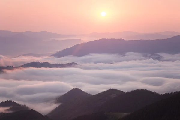 Sunrise over cloudy mountain ridge — Stock Photo, Image