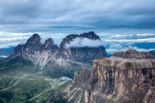 Nublado y nebuloso amanecer en las montañas Dolomitas — Foto de Stock