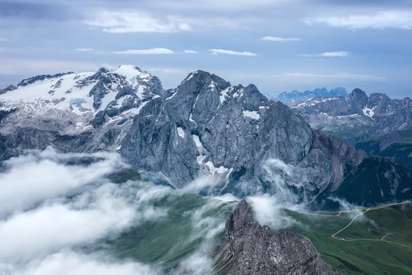 Dolomites 산에 구름과 안개 일출 — 스톡 사진