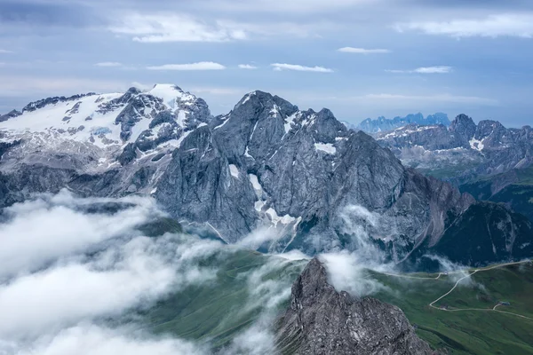 Zataženo a mlhavo sunrise v pohoří Dolomity — Stock fotografie