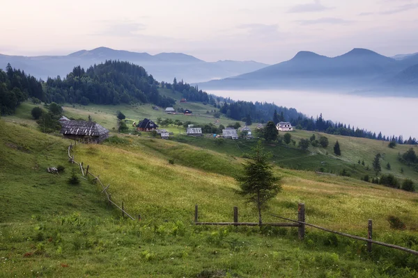 Hory venkovské krajiny před východem slunce — Stock fotografie