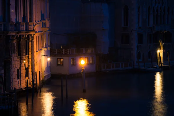 Venetië canal nachts — Stockfoto