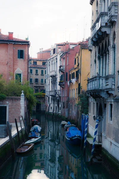 Piccolo canale a Venezia — Foto Stock