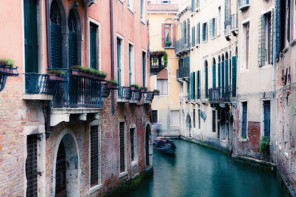 Pequeño canal en Venecia — Foto de Stock