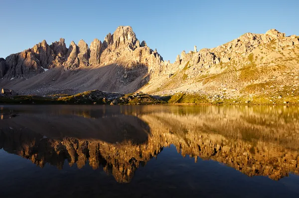 Lago dei Piani en la soleada mañana — Foto de Stock