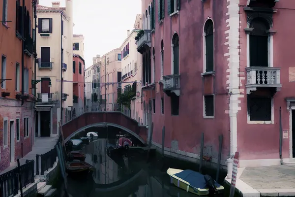 Картина в стиле маслом маленького канала в Венеции — стоковое фото