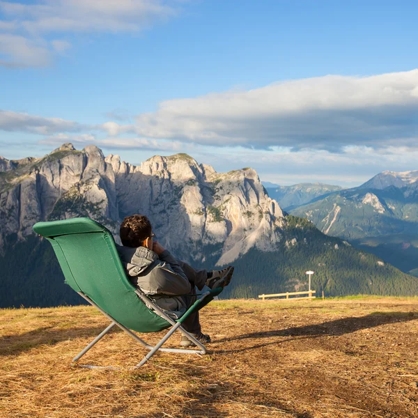 Homme assis dans une chaise longue — Photo