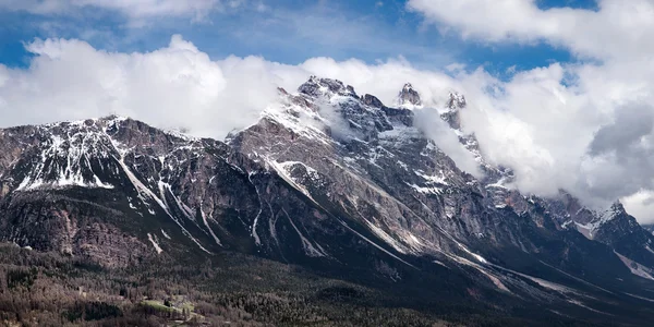 Montañas de Dolomitas sobre Cortina D 'Ampezzo —  Fotos de Stock