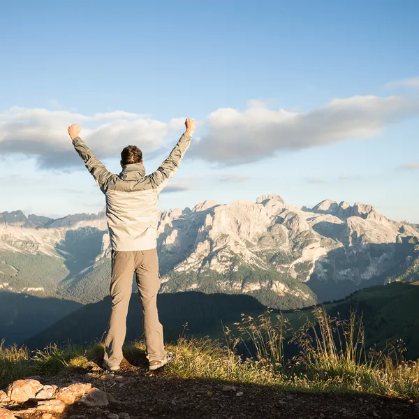 Mann auf dem Gipfel der Berge — Stockfoto