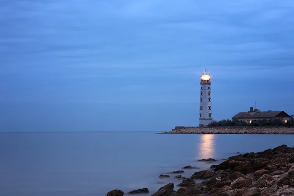 Bewölkte Abenddämmerung mit Leuchtturm — Stockfoto