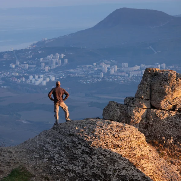 Man on the top of the mountain — Stock Photo, Image