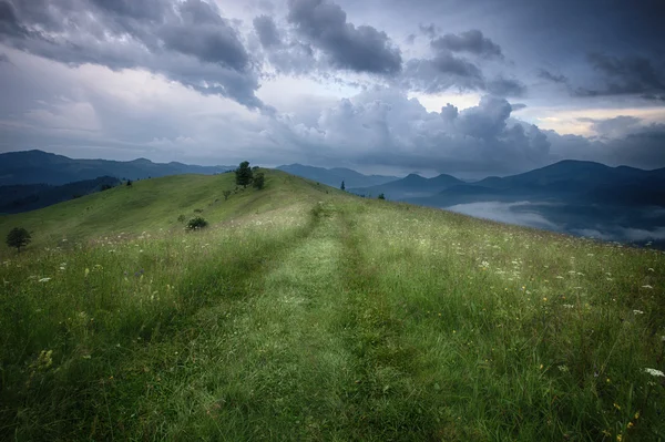 Montañas paisaje rural antes de la lluvia — Foto de Stock