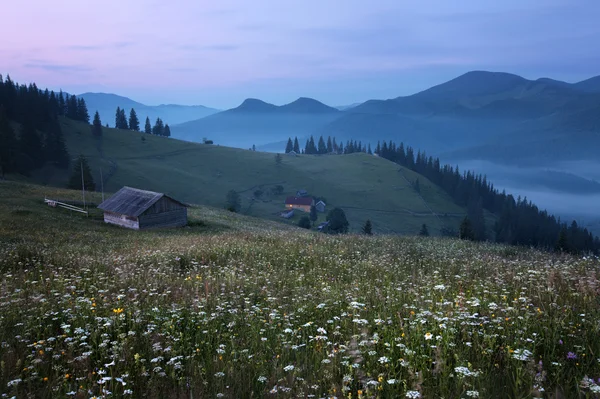 Montagne paesaggio rurale prima dell'alba — Foto Stock