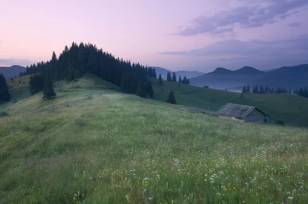 Berge ländliche Landschaft vor Sonnenaufgang — Stockfoto