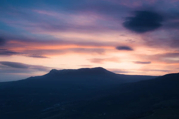 Панорамне зображення гірського хребта на заході сонця — стокове фото