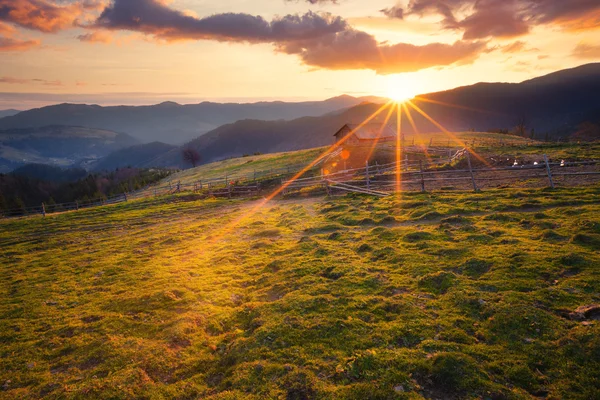 Zonnige ochtend bergen rurale landschap — Stockfoto