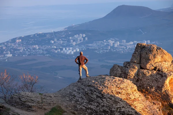 Homem no topo da montanha — Fotografia de Stock