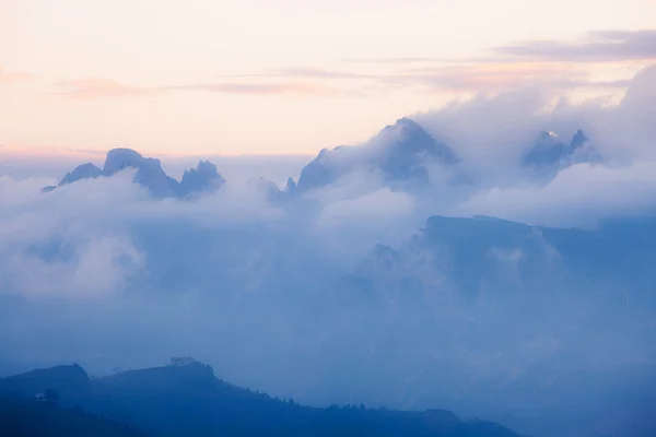 Montañas nubladas amanecer —  Fotos de Stock