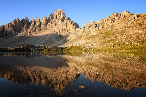 Lago dei Piani na manhã ensolarada — Fotografia de Stock