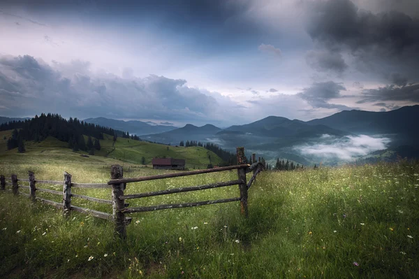 Гори сільський пейзаж перед дощем — стокове фото