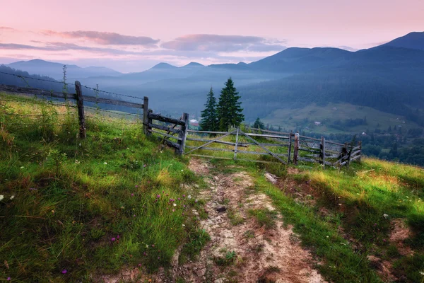Berge ländliche Morgenlandschaft — Stockfoto