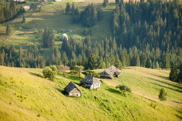 Montagne soleggiate paesaggio rurale — Foto Stock