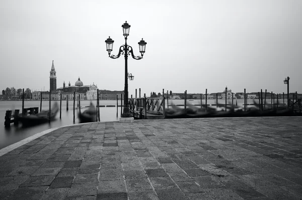 Foto en blanco y negro del paseo marítimo de Venecia con góndolas en el camino — Foto de Stock