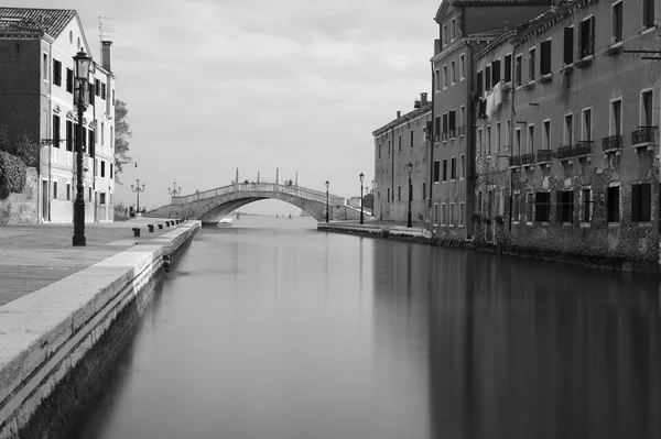 Černé a bílé fotografie benátský kanál — Stock fotografie