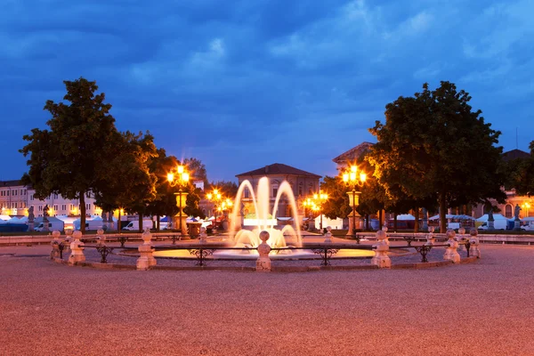 Fountain on Prato della Valle at early morning — Stock Photo, Image