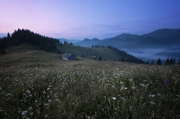 Montanhas paisagem rural antes do nascer do sol — Fotografia de Stock