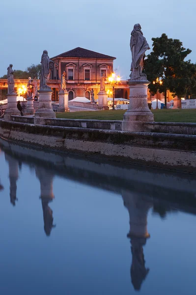 Prato della Valle at dusk — Stock Photo, Image