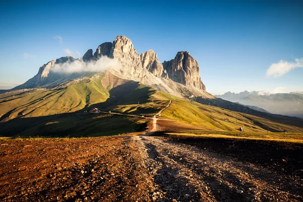 Picos de montaña de Sassolungo al amanecer —  Fotos de Stock