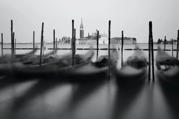 Black and white photo of Venice seafront with gondolas on the wa — Stock Photo, Image