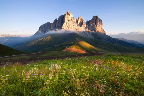 Picos de montaña de Sassolungo al amanecer — Foto de Stock