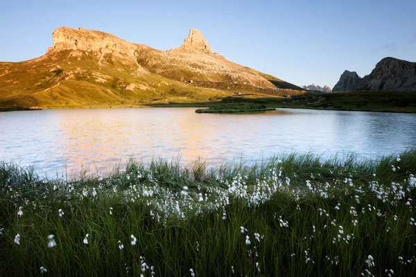 Lago dei Piani en la soleada mañana — Foto de Stock