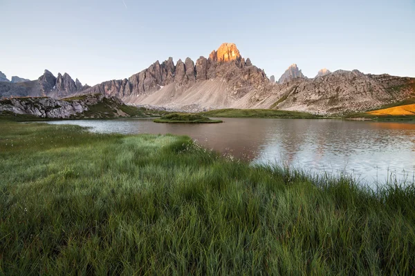 Lago dei piani w słoneczny poranek — Zdjęcie stockowe