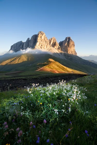 Picos de montaña de Sassolungo al amanecer — Foto de Stock