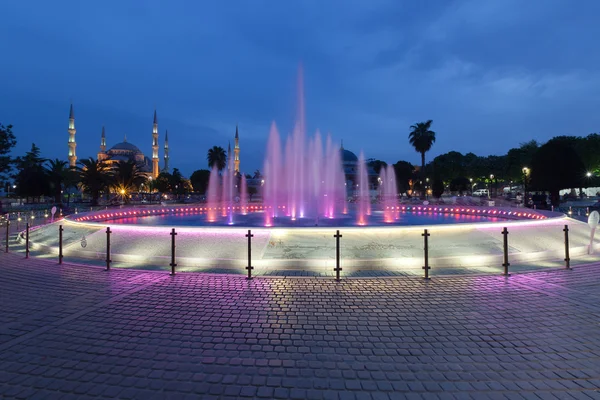 Fontein en de sultanahmet blauwe moskee 's nachts — Stockfoto