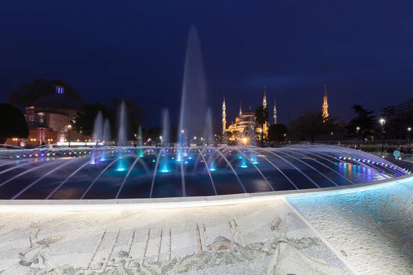 Fontein en de sultanahmet blauwe moskee 's nachts — Stockfoto