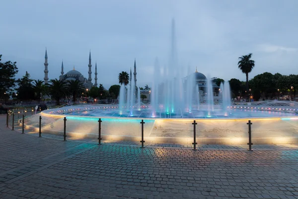 Çeşme ve mavi sultanahmet Camii — Stok fotoğraf