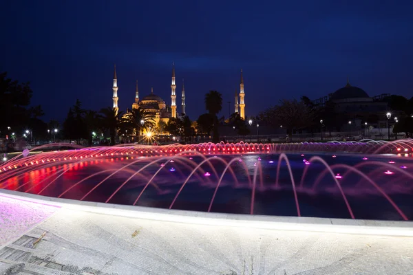 Fontanna i meczetu sultanahmet niebieski w nocy — Zdjęcie stockowe